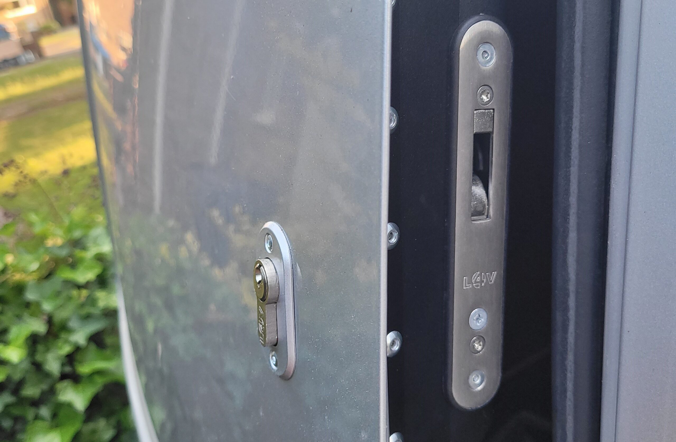 Proteggi il tuo business con chiusure di sicurezza per porte furgoni Daken Locks